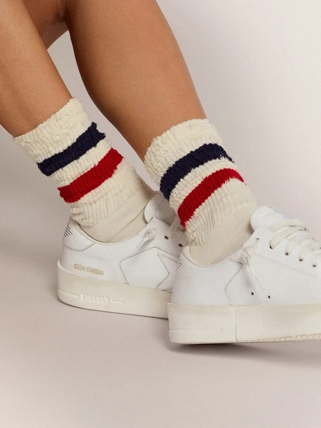 Vintagevita strumpor med slitna detaljer och tvåfärgade ränder