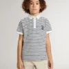 Vit bomullspolo för pojkar med marinblå ränder och broderi