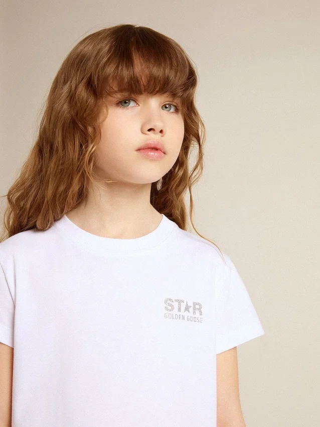 Vit och silverfärgad skjorta med logotyp och stor stjärna i silverglitter