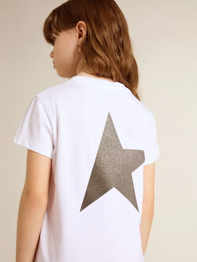 Vit och silverfärgad skjorta med logotyp och stor stjärna i silverglitter