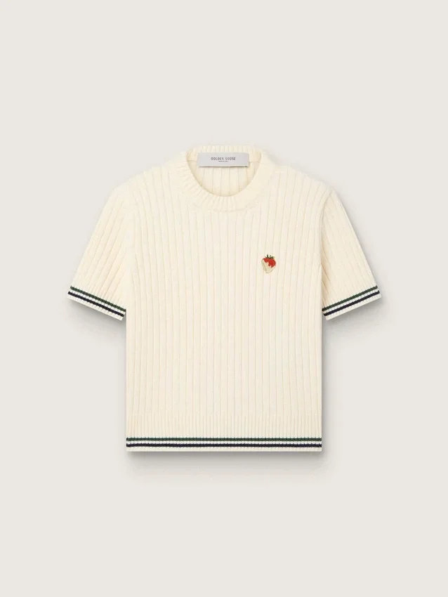 Vit stickad T-shirt för dam med kontrasterande kanter och avtagbar nål
