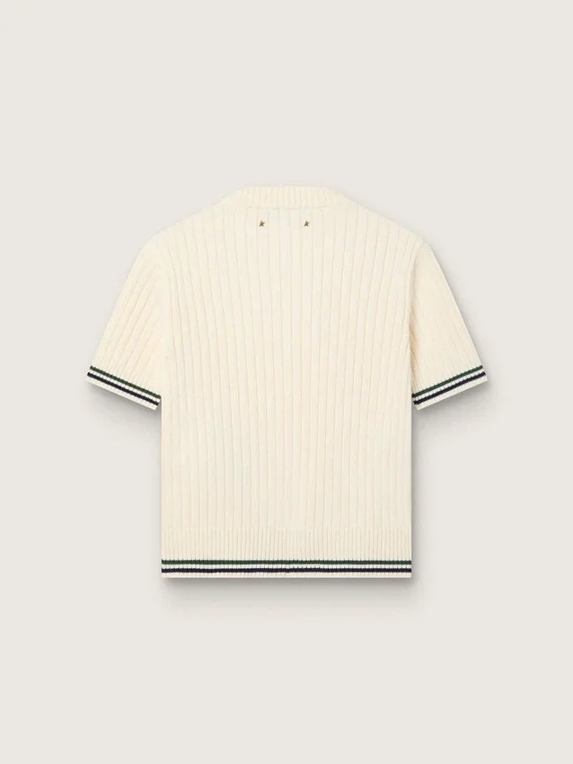 Vit stickad T-shirt för dam med kontrasterande kanter och avtagbar nål