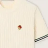 Vit stickad T-shirt för dam med kontrasterande kanter och avtagbar nål