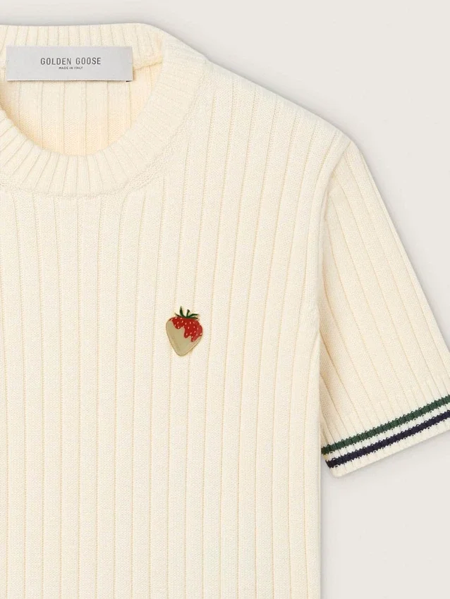 Vit stickad T-shirt för dam med kontrasterande kanter och avtagbar nål