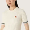 Vit stickad T-shirt för dam med kontrasterande kanter och avtagbar nål