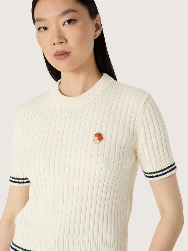 Vit stickad T-shirt för dam med kontrasterande kanter och avtagbar nål