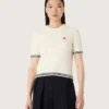 Vit stickad T-shirt för dam med kontrasterande kanter och avtagbar nål