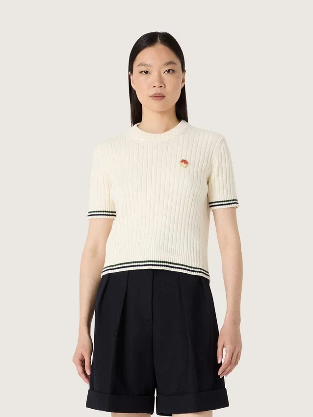 Vit stickad T-shirt för dam med kontrasterande kanter och avtagbar nål