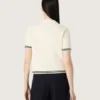 Vit stickad T-shirt för dam med kontrasterande kanter och avtagbar nål