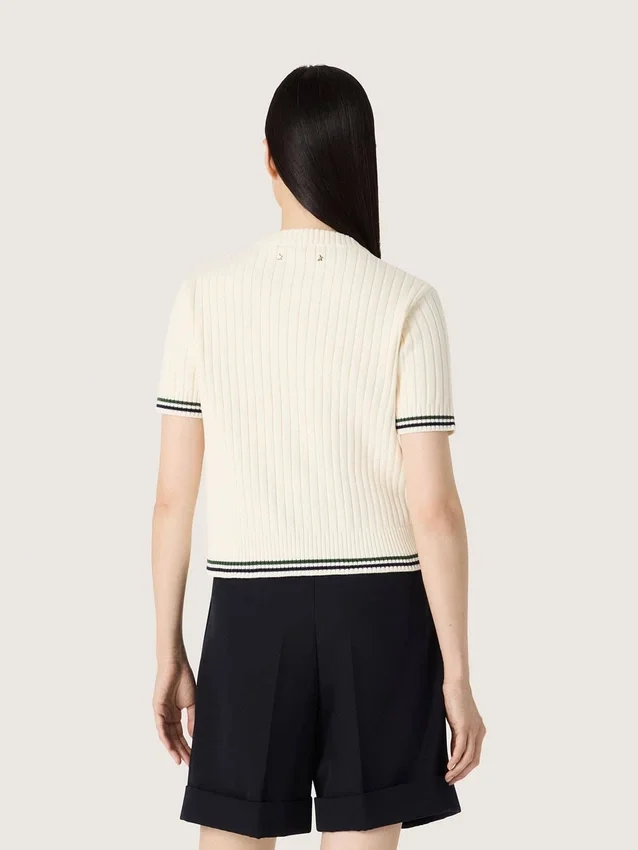 Vit stickad T-shirt för dam med kontrasterande kanter och avtagbar nål