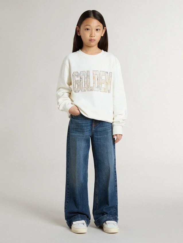 Vit sweatshirt för flickor med mångfärgad guldfärgad text på framsidan