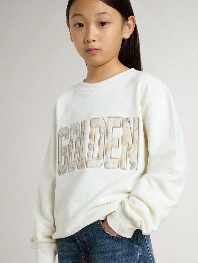 Vit sweatshirt för flickor med mångfärgad guldfärgad text på framsidan