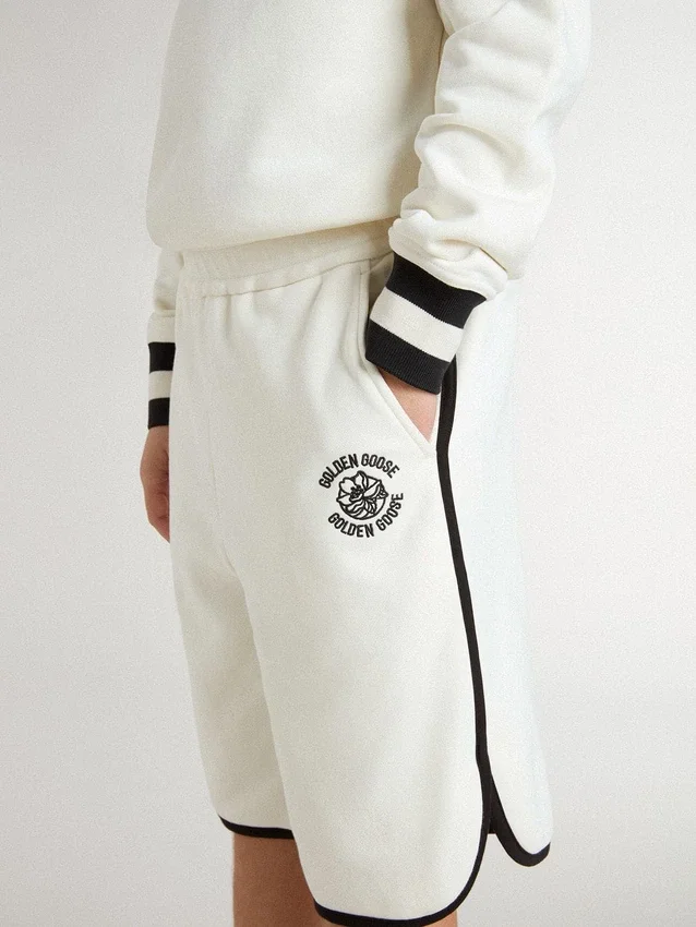 Vita shorts för pojkar med broderad logotyp