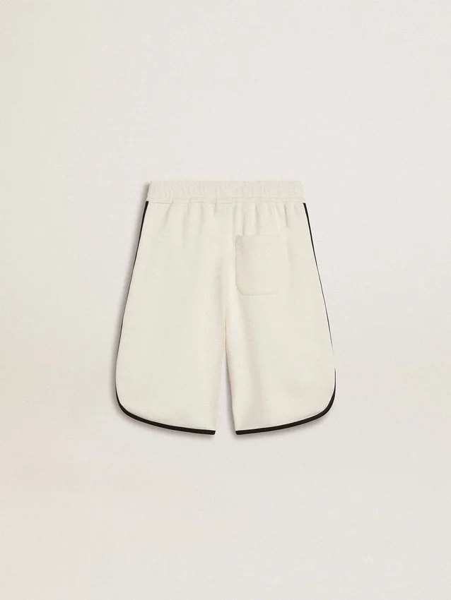Vita shorts för pojkar med broderad logotyp