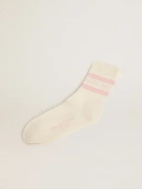 Vita strumpor med sliten finish, babyrosa logotyp och ränder