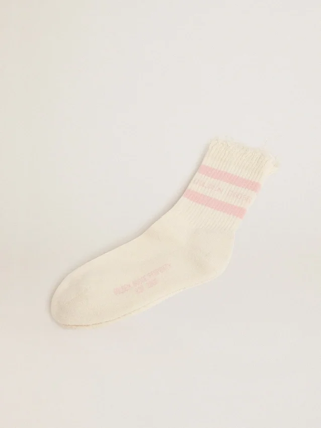 Vita strumpor med sliten finish, babyrosa logotyp och ränder