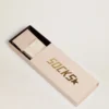 Vita strumpor med sliten finish, babyrosa logotyp och ränder