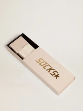 Vita strumpor med sliten finish, babyrosa logotyp och ränder