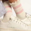 Vita strumpor med sliten finish, babyrosa logotyp och ränder