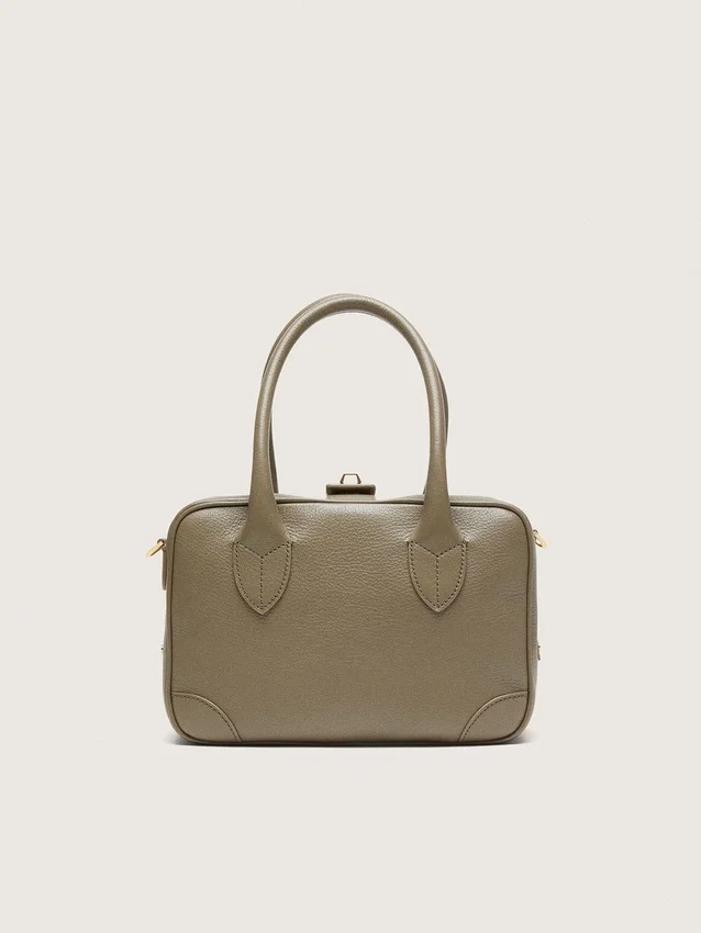 Vita-väska i salviagrönt läder med gulddetaljer