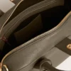 Vita-väska i salviagrönt läder med gulddetaljer
