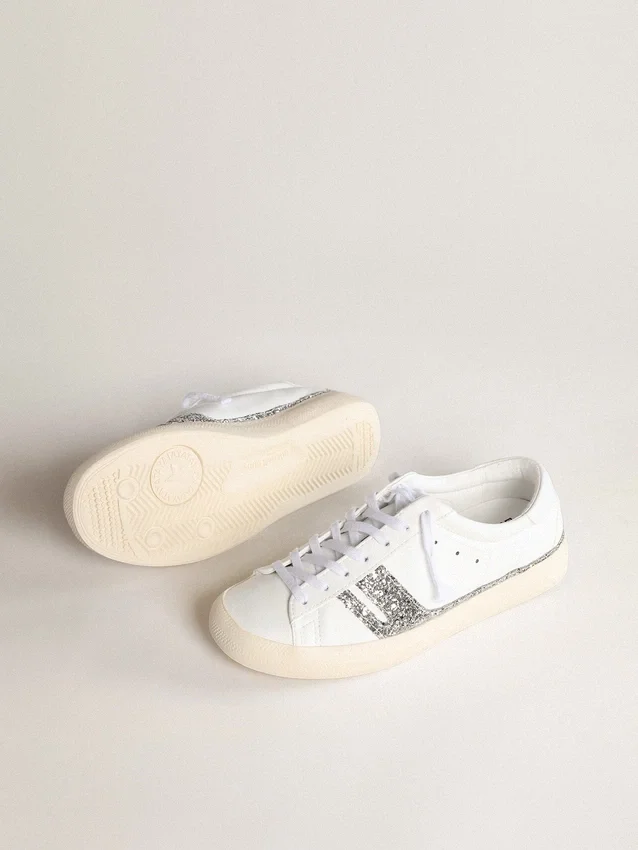 Yatay Model 1B – hållbara sneakers med vit biobaserad ovandel och silverglitter av återvunnet material Y