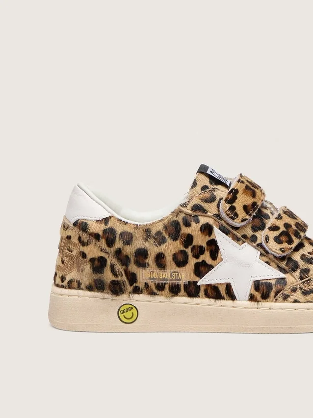 Young Ball Star i ponnyskinn med leopardmönster, vit läderstjärna och hälflik