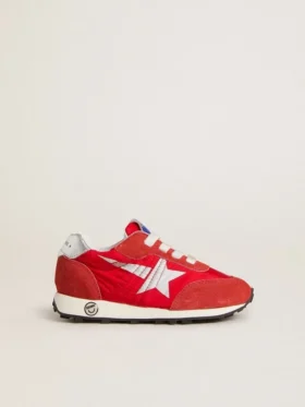 Young Marathon i röd nylon med tryckt stjärna och läderflik i hälen