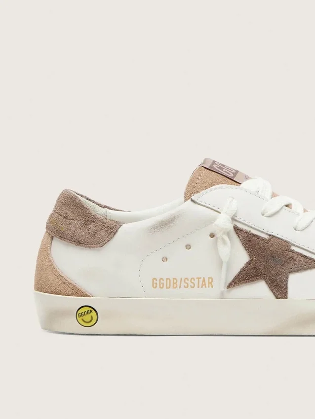 Junior Super-Star i vitt läder med mörkgrå stjärna i mocka och beige mockainlägg